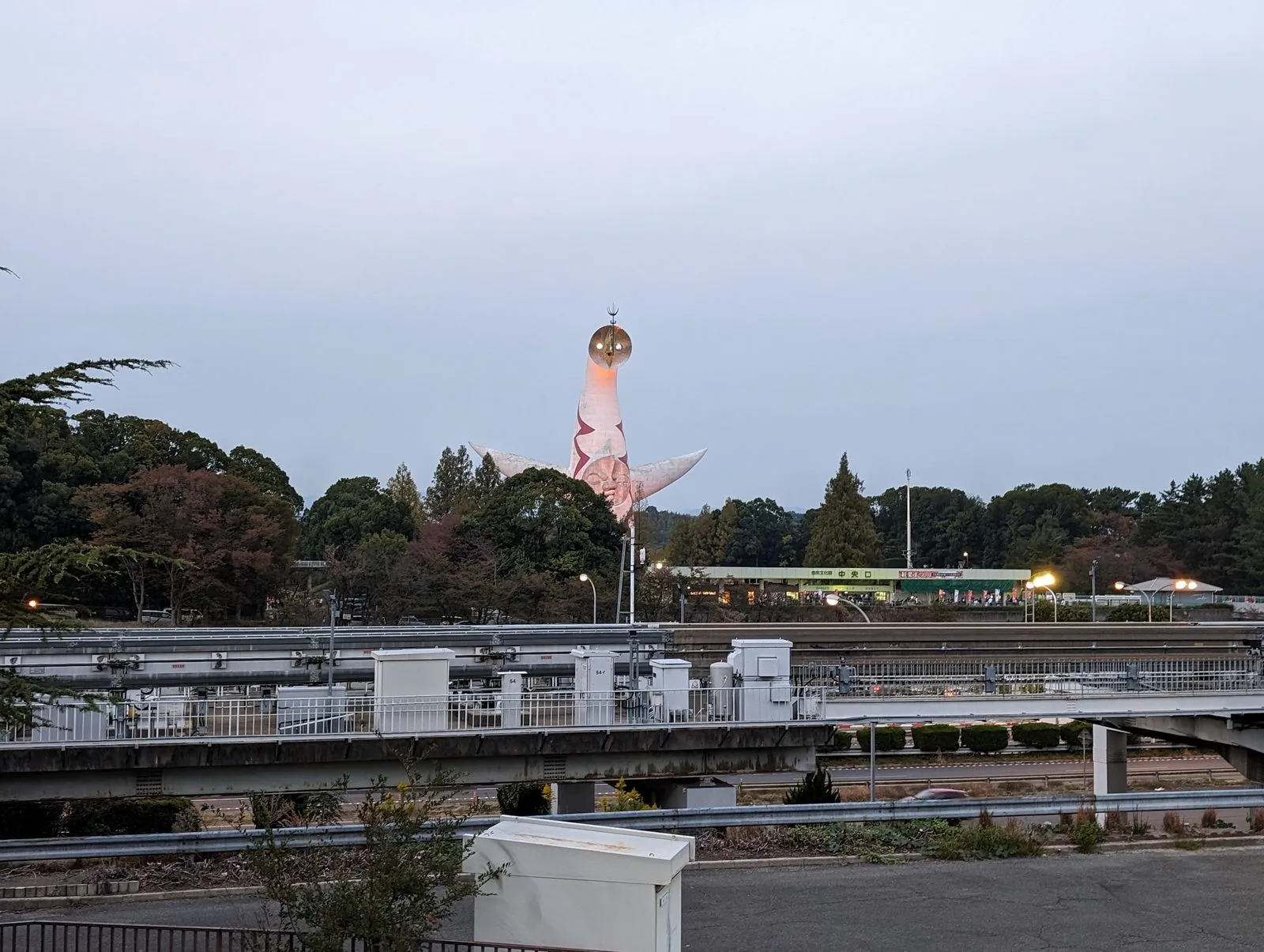 太陽の塔夜